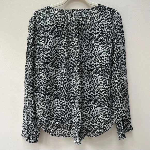 Velvet by Graham & Spencer Black & White Patterned Long Sleeve Wrap Top Size M - Picture 3 of 5